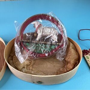 Hallmark Country Christmas Collection Dated 1985 comes in Wooden Box(cracked)